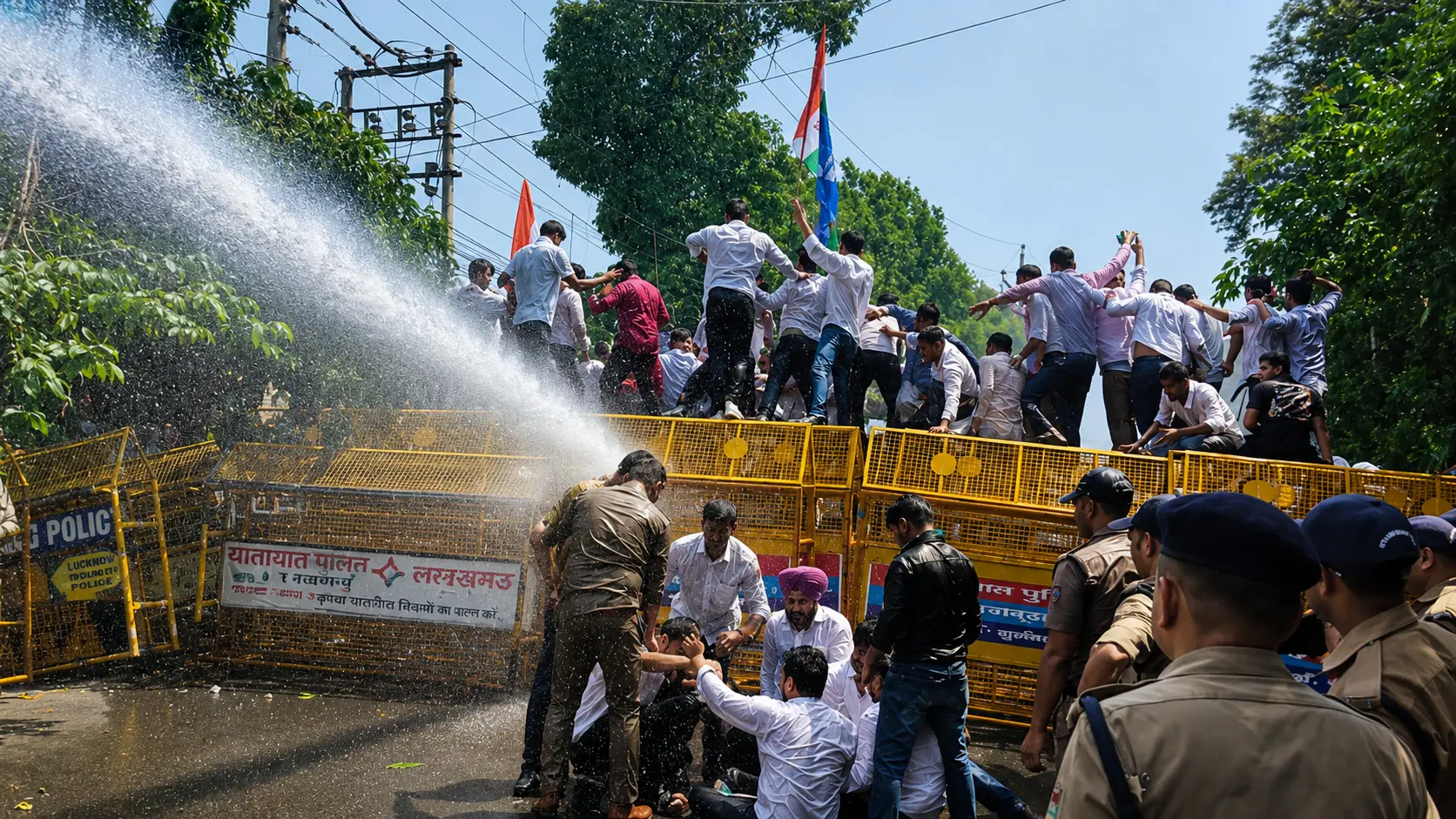 देहरादून में NSUI का सचिवालय घेराव, पुलिस से भिड़ंत के बाद चला वाटर कैनन