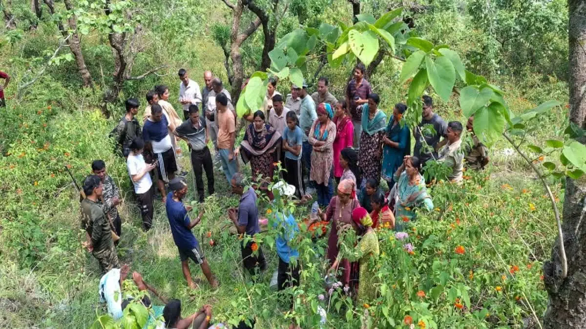 पौड़ी में गुलदार का कहर, महिला की मौत के बाद ग्रामीणों ने हाईवे जाम किया