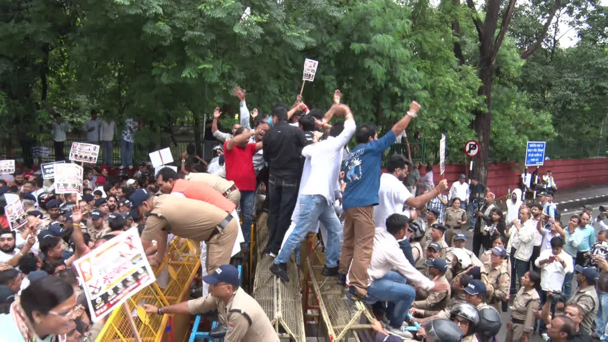 देहरादून में नर्सिंग भर्ती विवाद और दिल्ली प्रदर्शन पर बीजेपी-कांग्रेस आमने-सामने