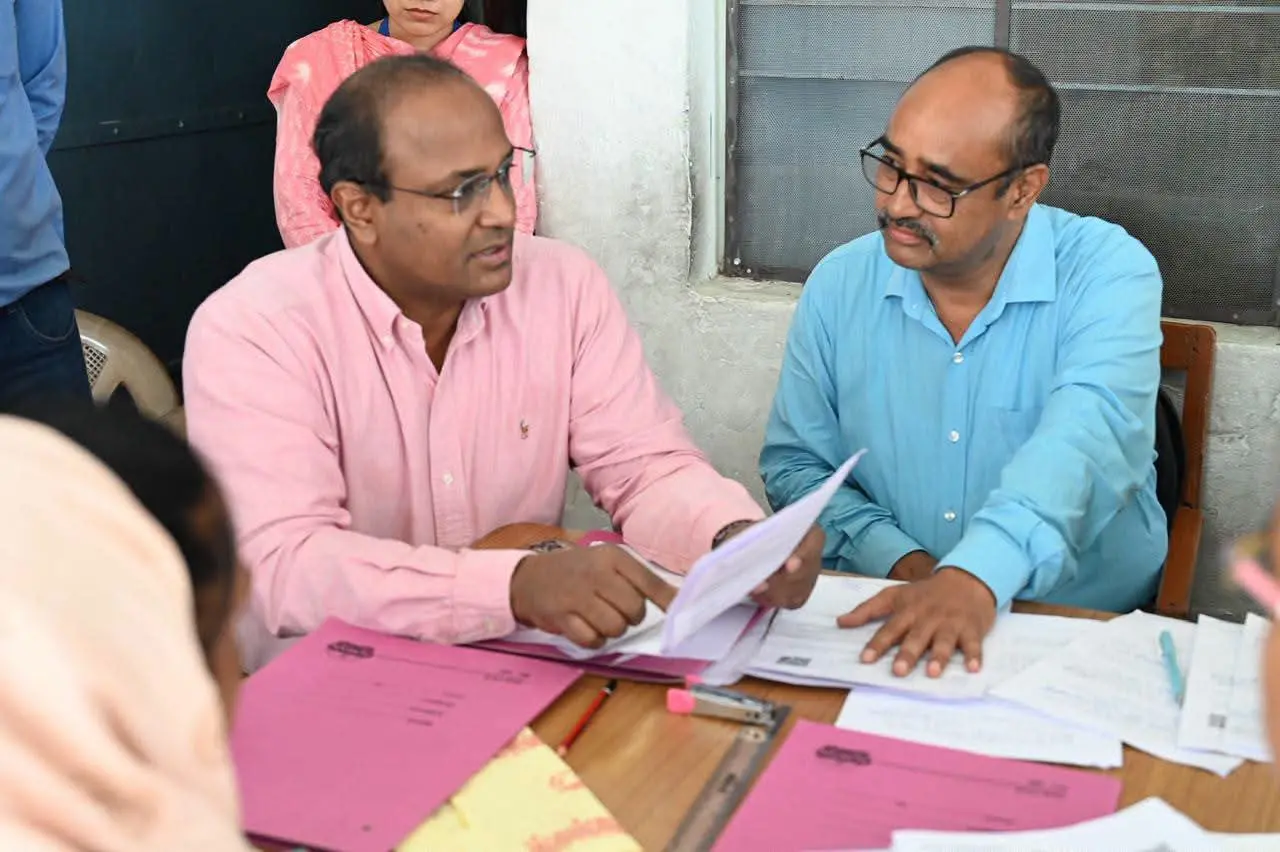 मतदाता सुविधा पर सीईओ का फोकस, देहरादून में मतदान केंद्रों का किया निरीक्षण