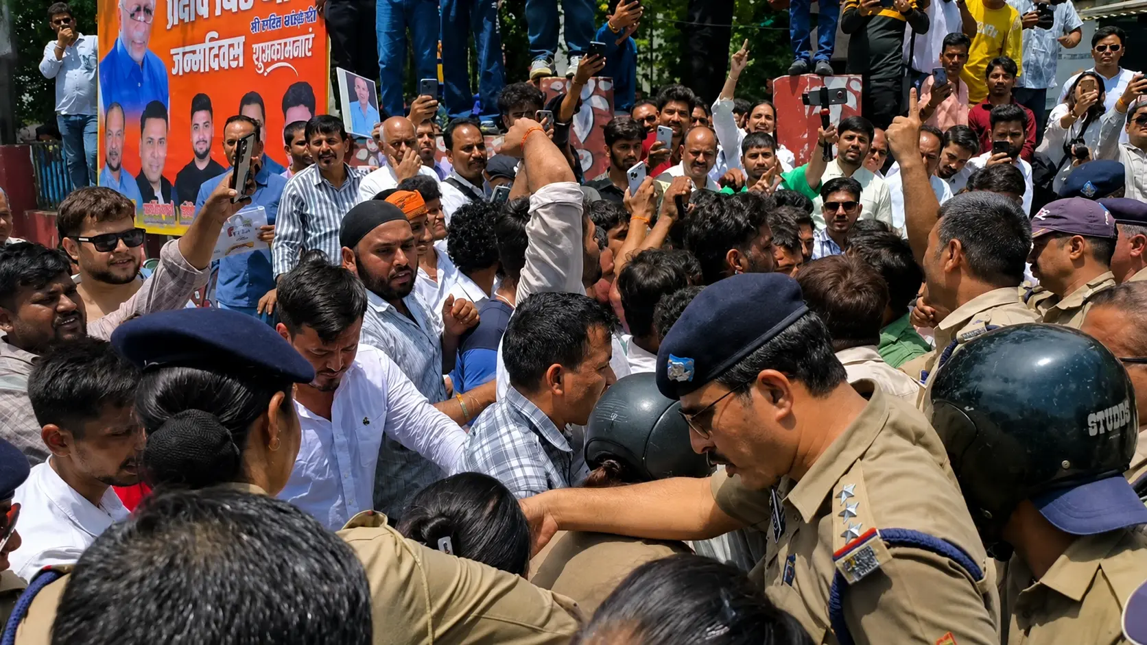 दिल्ली लाठीचार्ज की गूंज उत्तराखंड तक, कई शहरों में छात्रों का विरोध प्रदर्शन