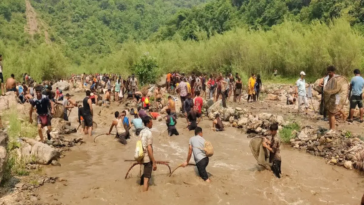 ऐतिहासिक मौण मेले में उमड़ा जनसैलाब, अगलाड़ नदी में उतरे हजारों ग्रामीण