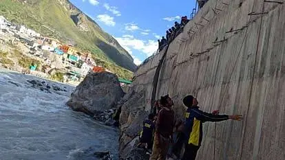 बद्रीनाथ में बहा मलेशिया निवासी बचाने के लिए दूसरे व्यक्ति ने लगाई छलांग