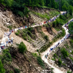 बागेश्वर में बदहाल सड़क पर ग्रामीणों का आक्रोश, 8 किमी लंबी मानव श्रृंखला बनाकर प्रदर्शन